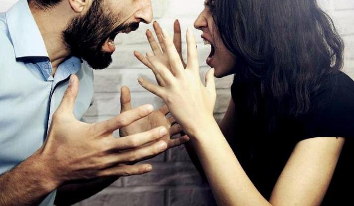 Άπιστος άντρας εξαναγκάστηκε από τη σύντροφό του να ξαπλώσει γυμνός σε SUV για να τον συγχωρέσει (βίντεο)