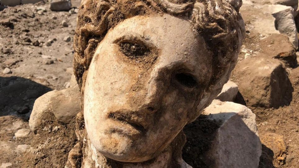 Σπουδαία ανακάλυψη στη Ρώμη – Βρήκαν μαρμάρινη κεφαλή του Διονύσου 2.000 ετών (φώτο)