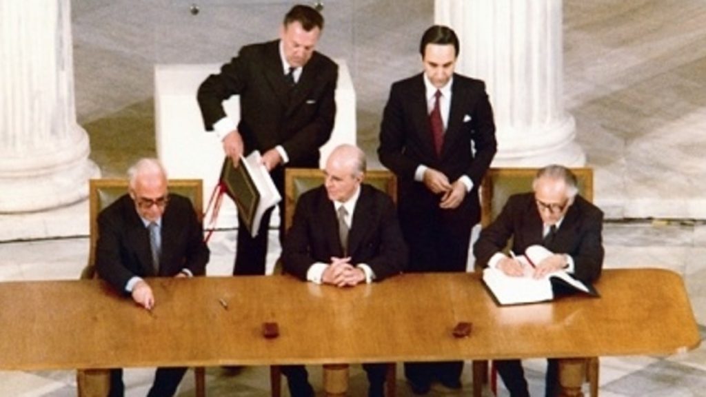 Σαν σήμερα: Η Ελλάδα μπαίνει στην ΕΟΚ (βίντεο)