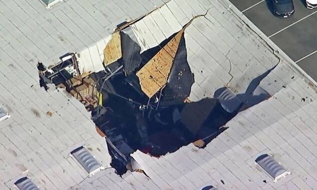 Καλιφόρνια: Σοκαριστικό βίντεο δείχνει την πτώση του F-16 από αυτοκινητόδρομο (βίντεο)