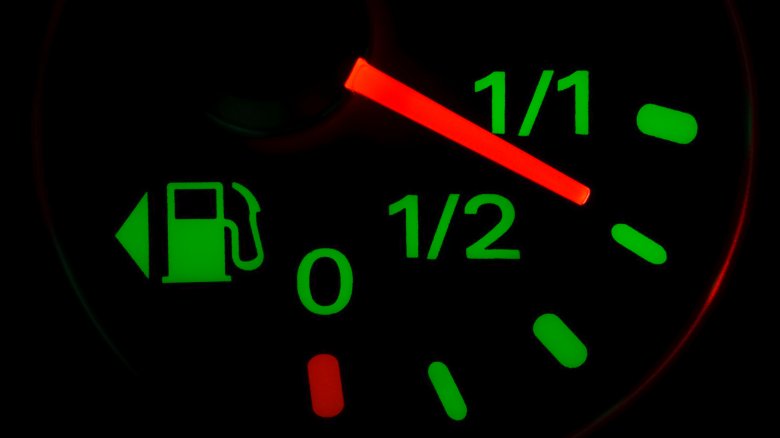 Σίγουρα δεν το ξέρεις: Σε τι χρησιμεύει το μικρό βέλος δίπλα στον μετρητή βενζίνης;