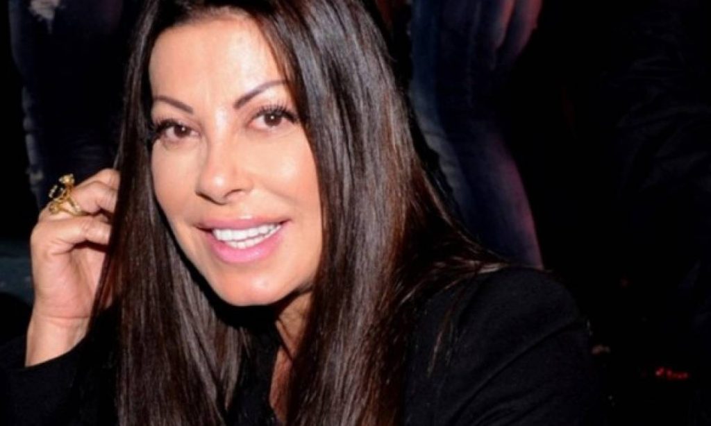 Η Άντζελα Δημητρίου ξεκίνησε τα μπάνια – Δείτε την να ποζάρει με λευκό μαγιό (φώτο)