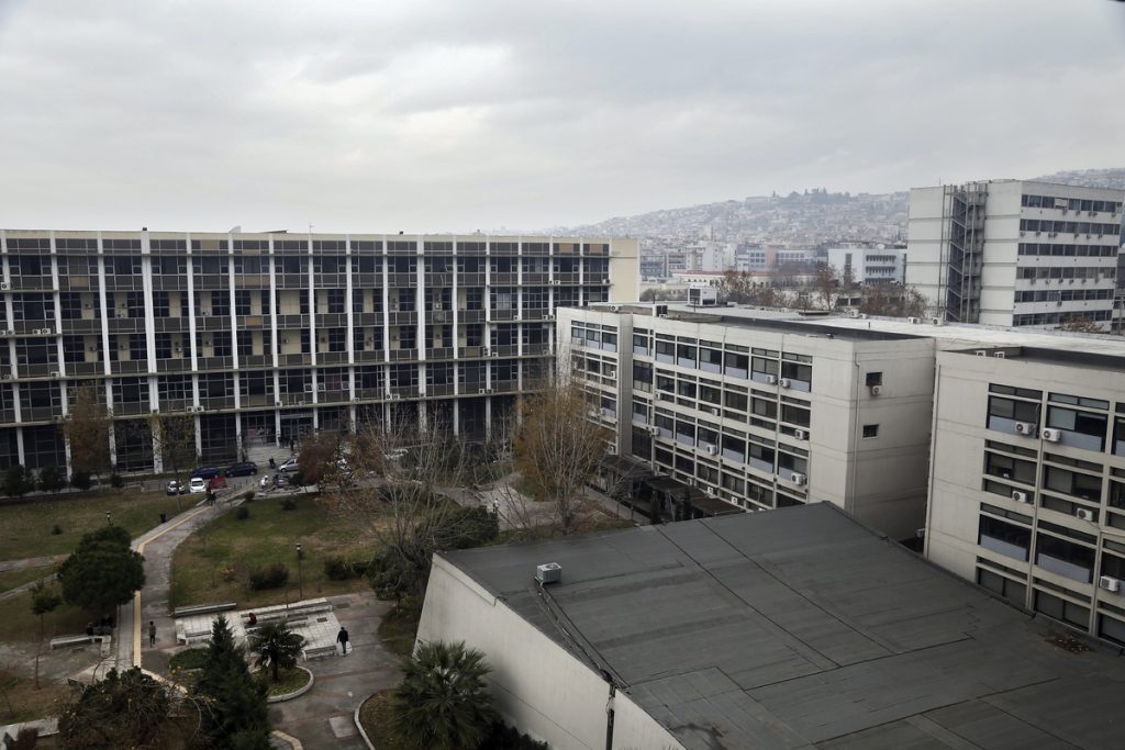 Φοιτητές εισέβαλαν στη Σύγκλητο του ΑΠΘ – Διέκοψαν τη συνεδρίαση