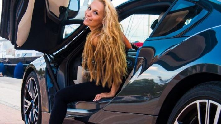 Η Ελληνίδα «Supercar Blondie» κάνει «γέφυρα» σε αυτοκίνητο με κλίση! (φωτο)