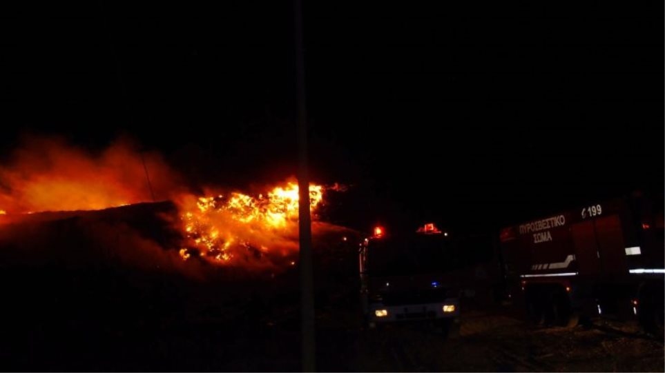 Φωτιά σε χωματερή στην περιοχή του Μαρκόπουλου