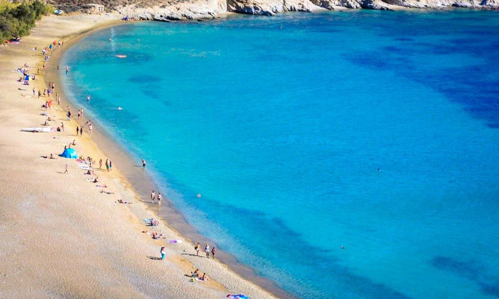 Σέριφος: Η πρώτη παραλία που απαγορεύεται το κάπνισμα (βίντεο)