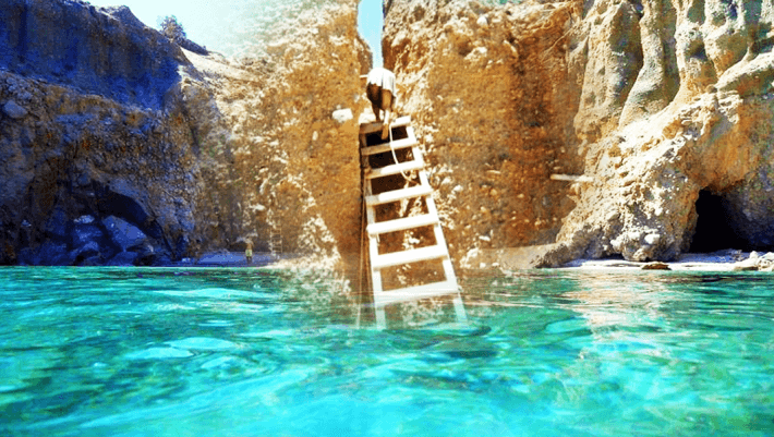 Ένα σκοινί και μια τρεμάμενη σκάλα: Θα ρίσκαρες τη ζωή σου για να πας στην ωραιότερη παραλία της Ελλάδας; (φωτό)