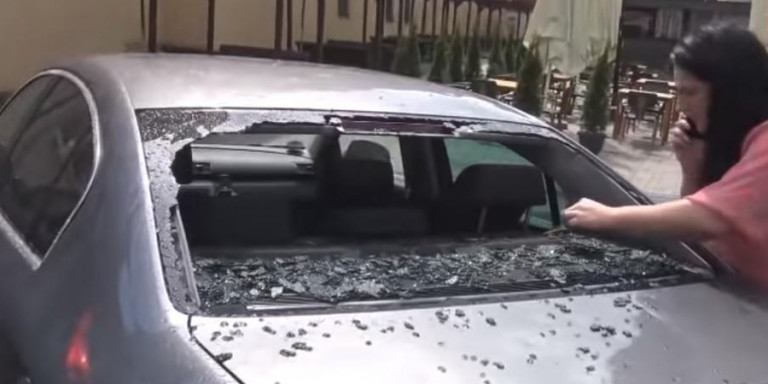 Απίστευτο: Χαλάζι σε μέγεθος…αυγού κατέστρεψε αυτοκίνητα στη Ρουμανία (βίντεο)