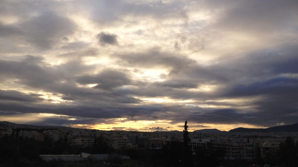 Καιρός: Ζέστη και τοπικές βροχές σήμερα – Αναλυτική πρόγνωση