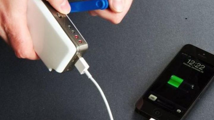 Απίστευτο: Φόρτιζε το κινητό του και έπαθε ηλεκτροπληξία (φωτο)