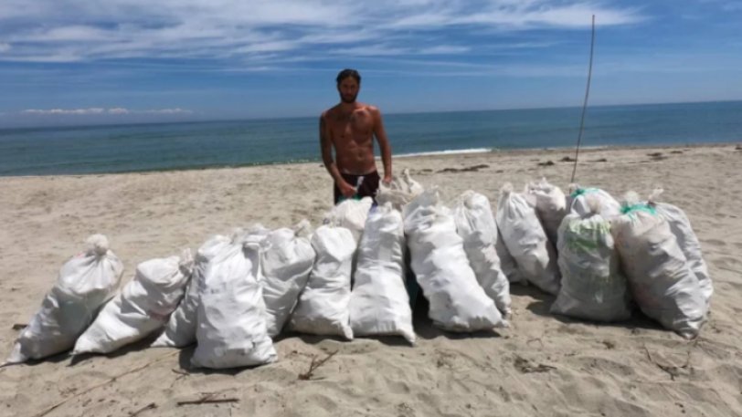 Έλληνας ράπερ καθάρισε παραλία 1,5 χιλιομέτρου στη Λάρισα – Γέμισε 20 σακιά με σκουπίδια (βίντεο)