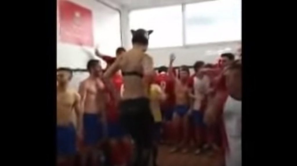 Γλέντι με στριπτίζ στα αποδυτήρια για την άνοδο (βίντεο)