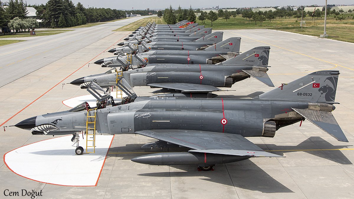 Προσγείωση χωρίς το ριναίο τροχό για F-4E της τουρκικής Αεροπορίας