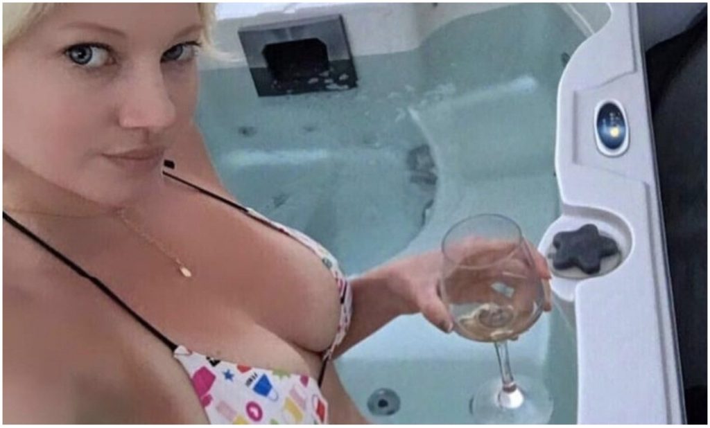 Νέο χτύπημα από τη Τζούλια Αλεξανδράτου – Στο τζακούζι με… σαμπάνια (φώτο)