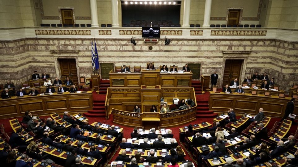 «Όργιο» ρουσφετιών με προσλήψεις δικών τους παιδιών