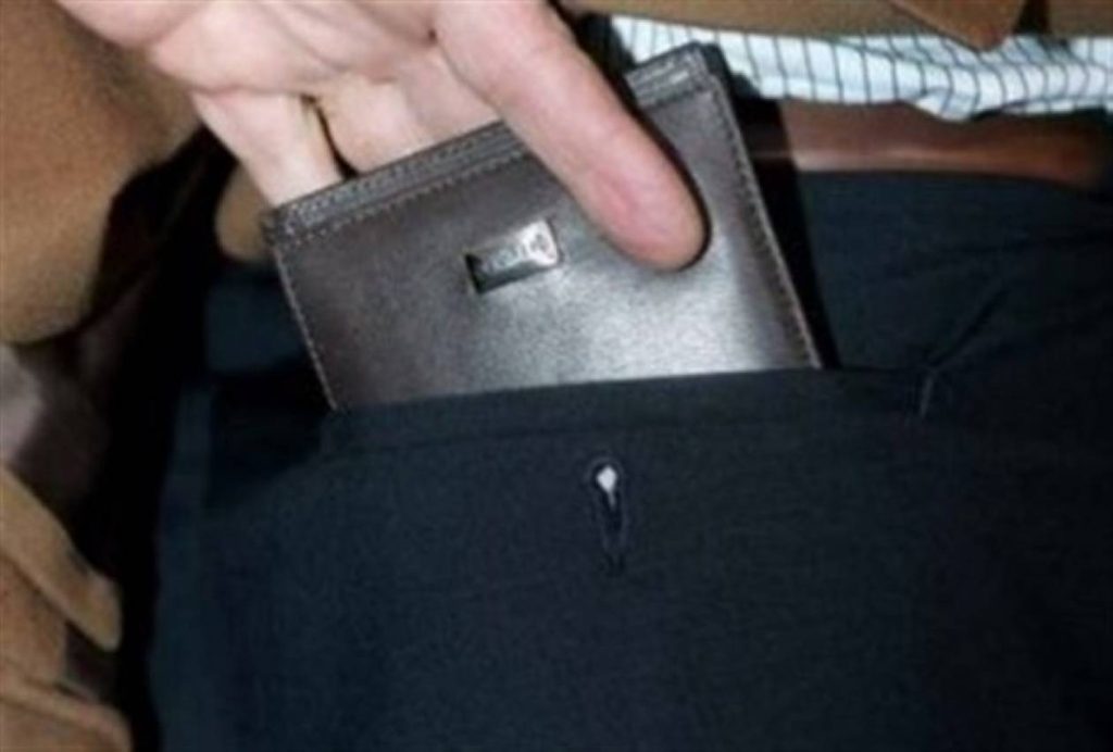 Περαστικός χαστούκισε άνδρα που επιχείρησε να του αρπάξει το πορτοφόλι στο κέντρο της Αθήνας (βίντεο)