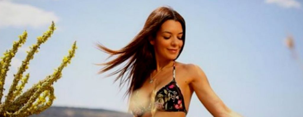 «Φωτιά» η Νικολέττα Ράλλη στη Σαντορίνη – Ποζάρει με μαγιό και αναστατώνει (φωτο)