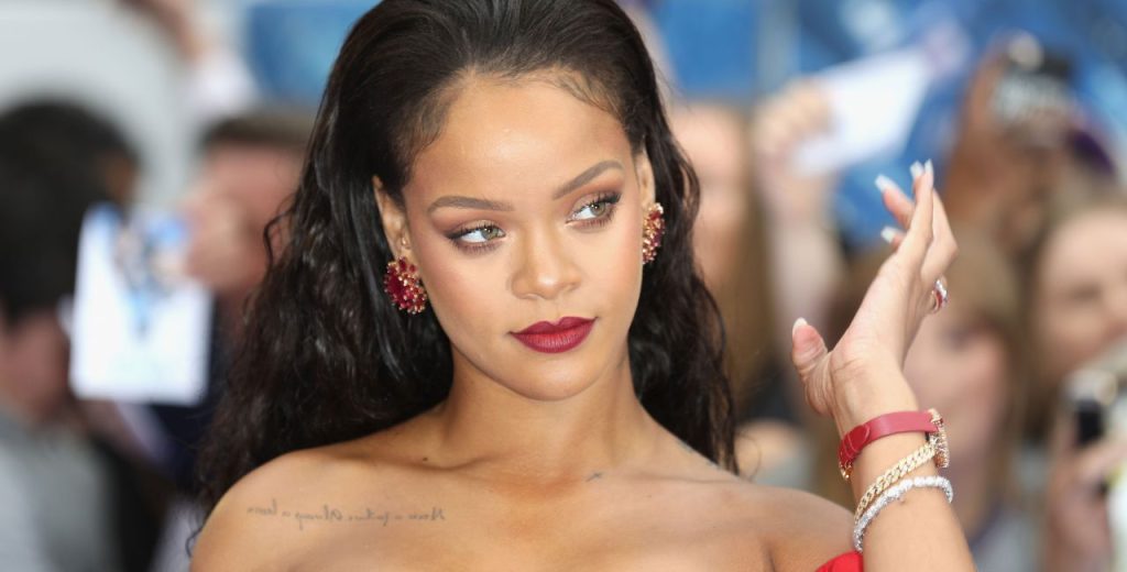 Η Ριάνα φωτογραφίζεται με τα εσώρουχά της και αναστατώνει το διαδίκτυο (βίντεο-φωτο)