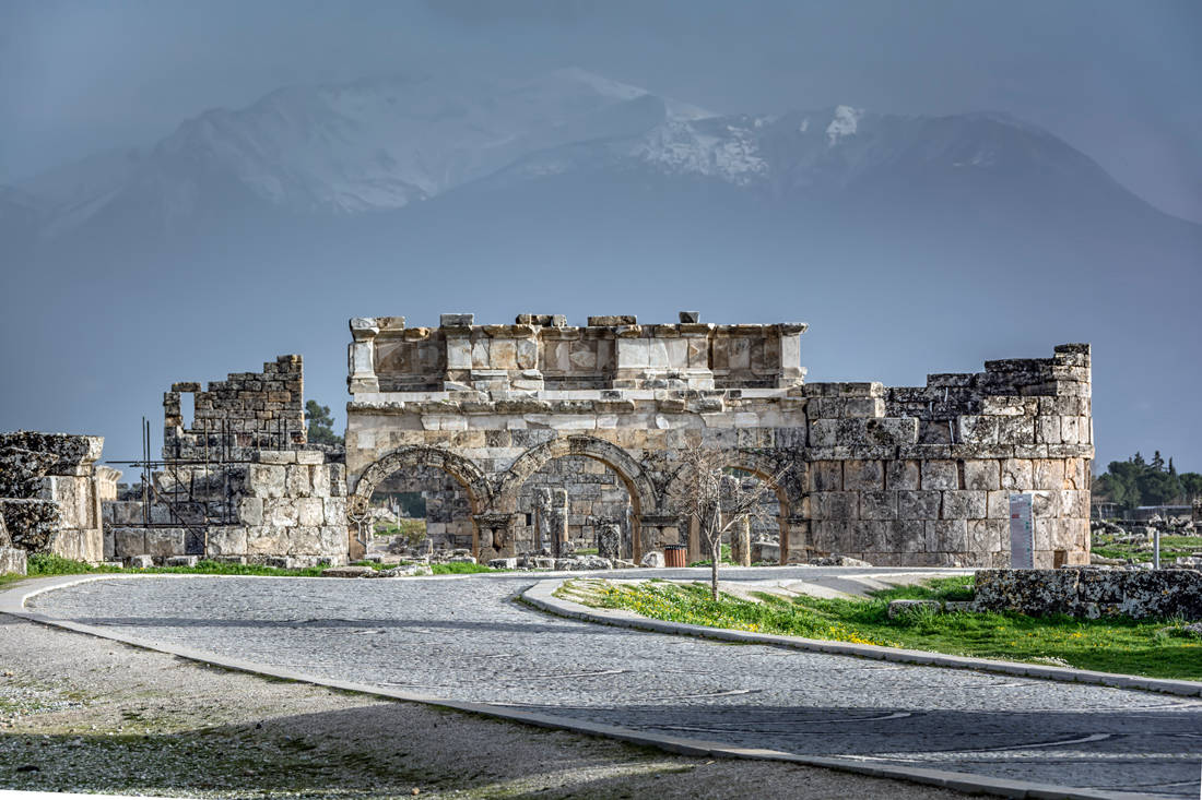 Το μυστικό της αρχαίας πύλης προς τον κάτω κόσμο που προκαλούσε τον θάνατο