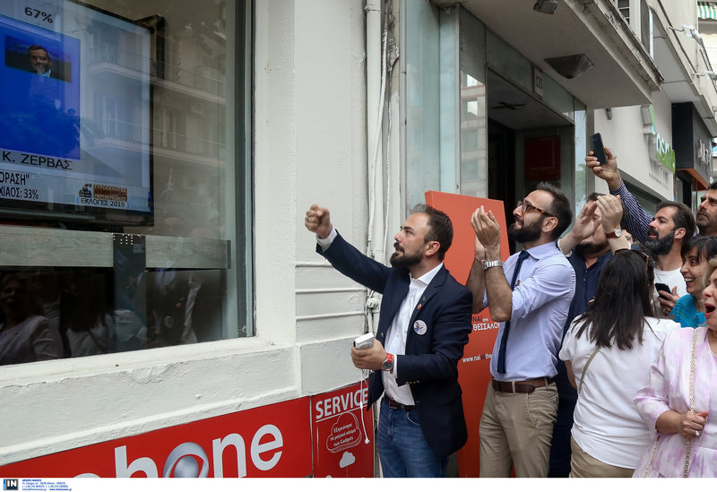 Πανηγυρισμοί στο εκλογικό κέντρο του Ζέρβα στη Θεσσαλονίκη (βίντεο)