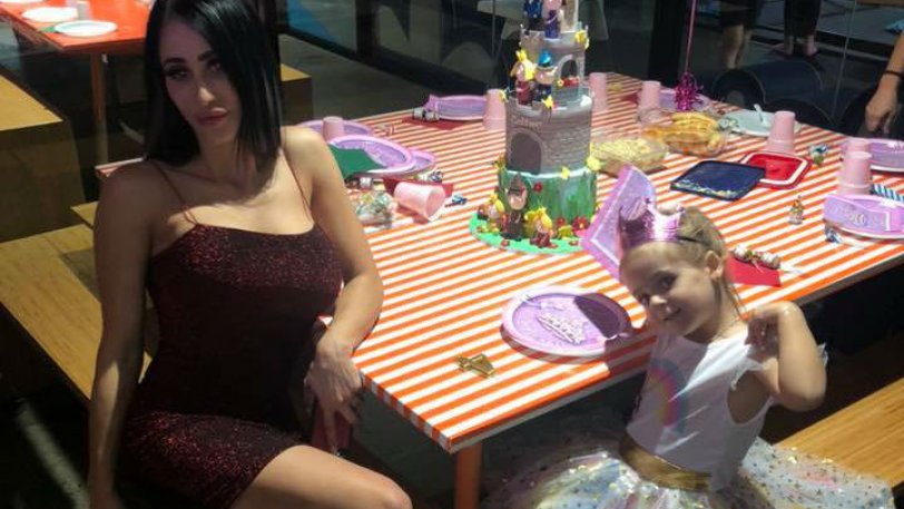 Μητέρα που φοράει ρούχα 4.000 δολαρίων και οδηγά Mercedes, ξεκίνησε έρανο για να μαζέψει 100.000 (φώτο)