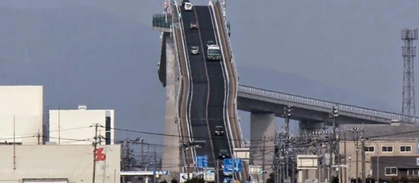 Δεν είναι Roller Coaster – Η γέφυρα στην Ιαπωνία που «κόβει» την ανάσα (φώτο-βίντεο)
