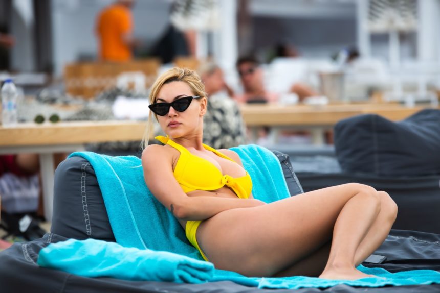 Οι Ελληνίδες celebrities φόρεσαν τα μικροσκοπικά μαγιό τους και «αναστάτωσαν» την Μύκονο (φώτο)