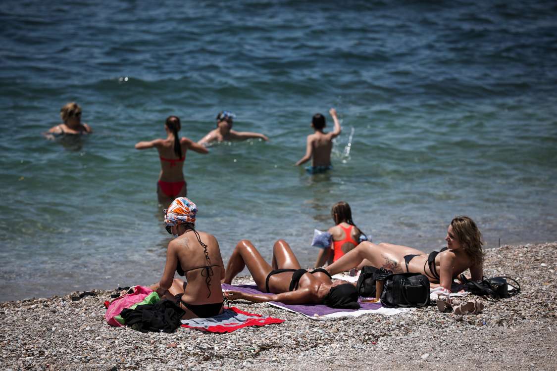 Πρώτο κόμμα η θάλασσα – Μπικίνι & αντηλιακό δαγκωτό ψήφισαν οι Αθηναίοι στον δεύτερο γύρο των εκλογών (φώτο)