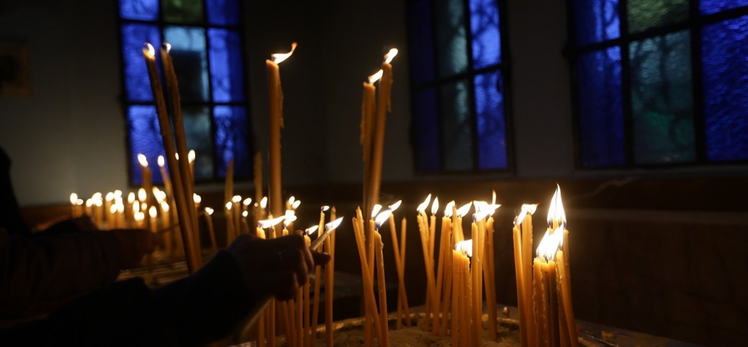 Τι απαντά ο ιερέας που πέταξε τα «30 αργύρια» σε βουλευτή του ΣΥΡΙΖΑ