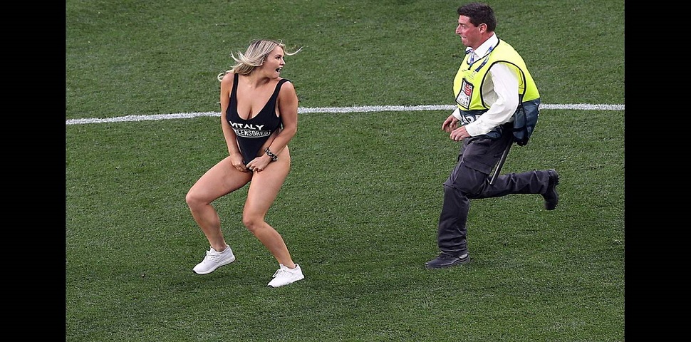 Η ξανθιά εισβολέας του τελικού απάντησε – Έφτιαξε twitter μετά τον αποκλεισμό στο instagram (βίντεο)