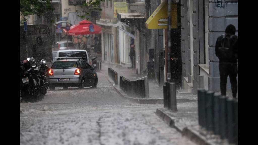 Προειδοποίηση για έντονα φαινόμενα – Πού θα «χτυπήσει» η κακοκαιρία τις επόμενες ώρες (φώτο)