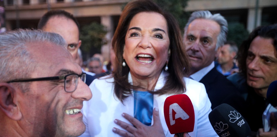 Ντόρα Μπακογιάννη: «Ο Κώστας μου «έριξε στα αυτιά» – Είχα πάρει 60%, εκείνος πήρε 65%» (βίντεο)