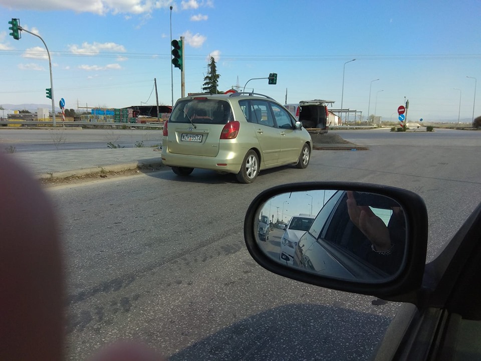 Δημόσιος κίνδυνος στην Θεσσαλονίκη: Έσερνε μεταλλικά πλέγματα (φωτο)