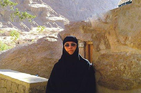 Η φοβερή ιστορία της δημοσιογράφου που έγινε μοναχή