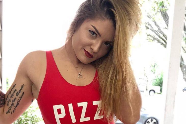 Εντυπωσιακή πιλότος είναι κολλημένη με την πίτσα – Δείτε τι έκανε (φώτο)