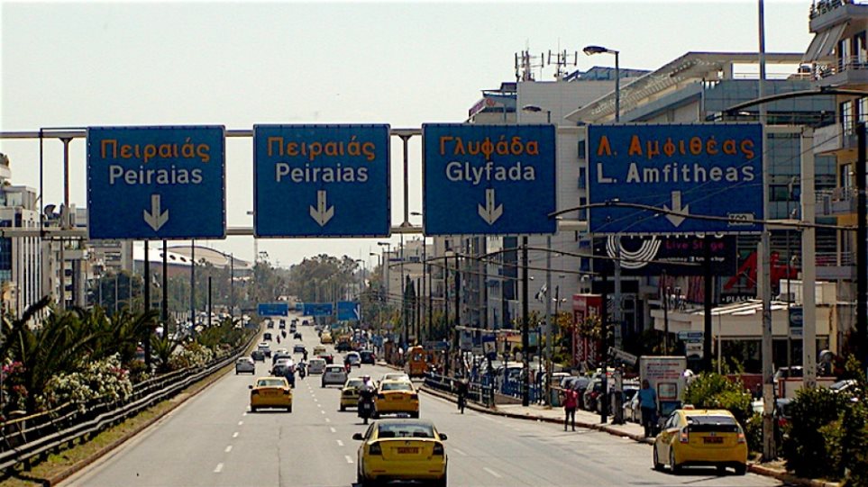 Κίνηση: Αυτοκίνητο αναποδογύρισε στη λεωφόρο Συγγρού