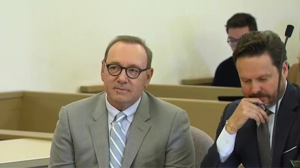 Εμφάνιση-έκπληξη του Κέβιν Σπέισι στο δικαστήριο (βίντεο)