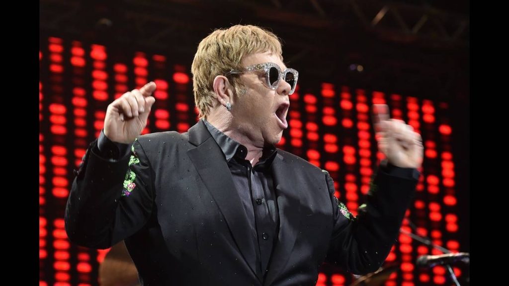 Έλτον Τζον: «Ντρέπομαι για τη χώρα μου για το τι έχει κάνει – Έχει συντρίψει τους ανθρώπους»