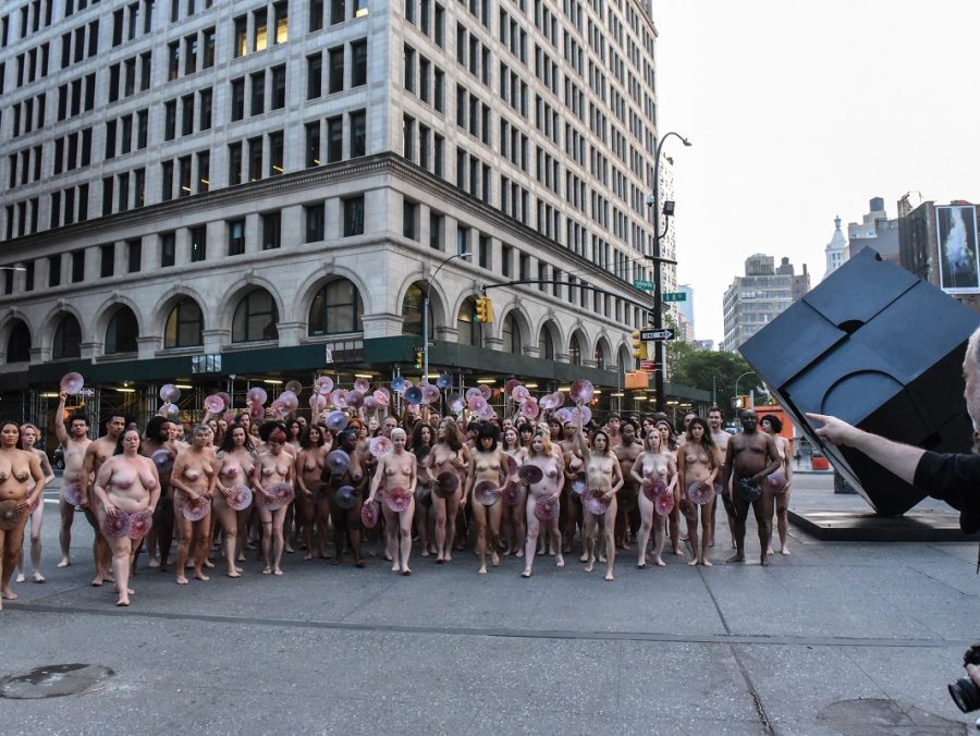125 γυμνοί άνθρωποι και ένας καλλιτέχνης διαμαρτύρονται έξω από τα γραφεία του Facebook