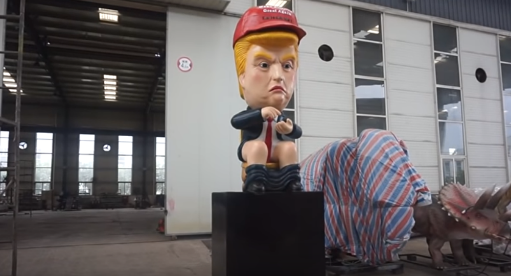 Βρετανία: Κατασκεύασαν ομοίωμα με τον Τραμπ να κάθεται σε λεκάνη τουαλέτας (βίντεο)