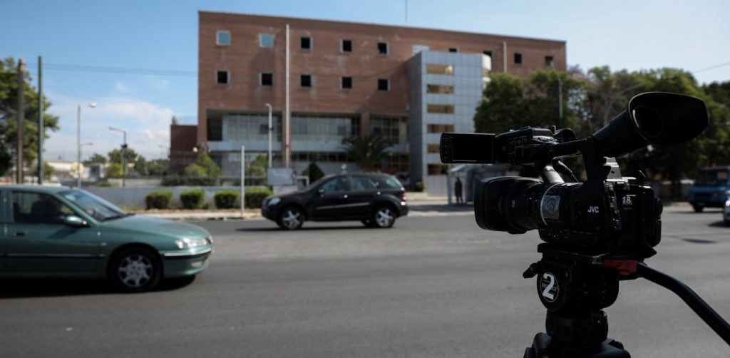 Δείτε την προσαγωγή του δραπέτη του Μεταγωγών – Είχε σπασμένο πόδι (βίντεο)