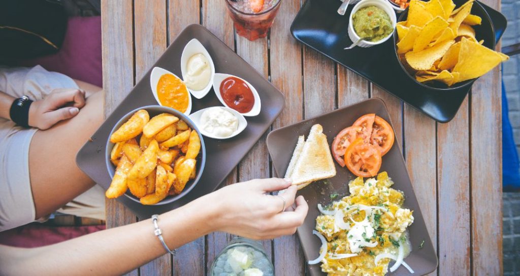 Αυτά είναι τα φαγητά που σας κάνουν να πεινάτε περισσότερο αντί να σας χορταίνουν!