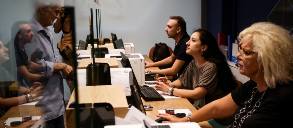 Tαχεία επιστροφή στα «πέτρινα χρόνια»: Άμεση απόλυση 1.550 δημοσίων υπαλλήλων – «Πεθαμένη» ανάπτυξη – Έρχονται νέα δεινά