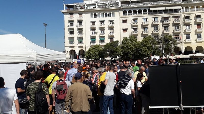 Θεσσαλονίκη: Μοίρασαν δωρεάν κράνη στην πλατεία Αριστοτέλους