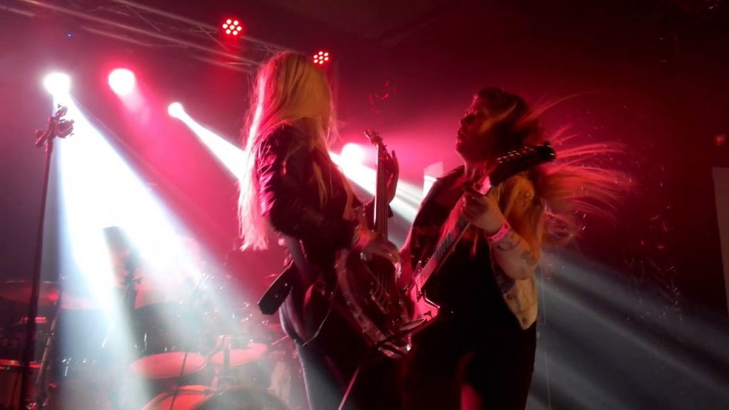 Το γυναικείο συγκρότημα που εμφανιζόταν χωρίς ρούχα και «ικανοποίησε» τυχερό θαυμαστή (φωτο)