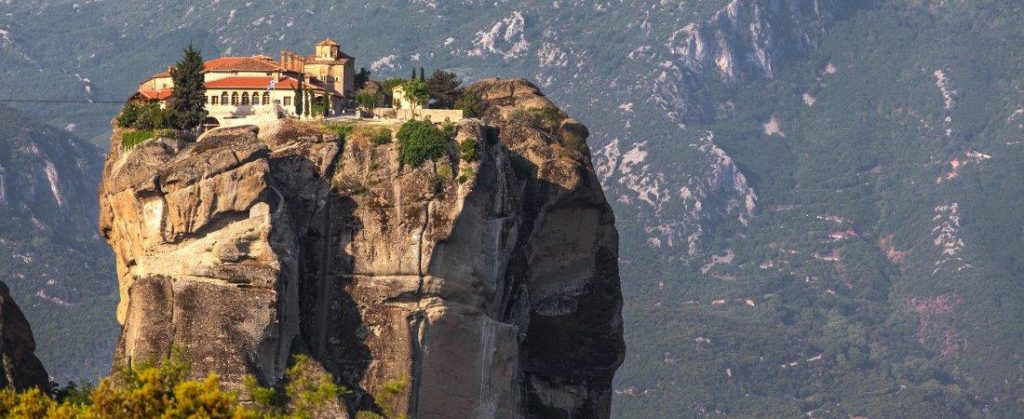 Μετέωρα: Πώς δημιουργήθηκαν και από που πήραν το όνομά τους οι διάσημοι βράχοι