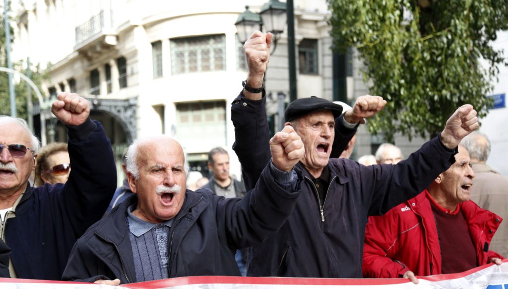 Συνταξιούχοι της Εμπορικής Τράπεζας έξω από το υπ. Εργασίας (βίντεο)