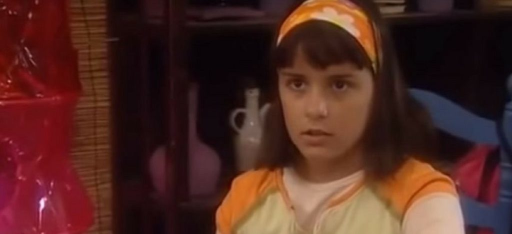 Κούκλα και με το μαγιό της: Έτσι θα εμφανιστεί η μικρή Βάλια στο νέο «Καφέ της Χαράς» (φώτο)