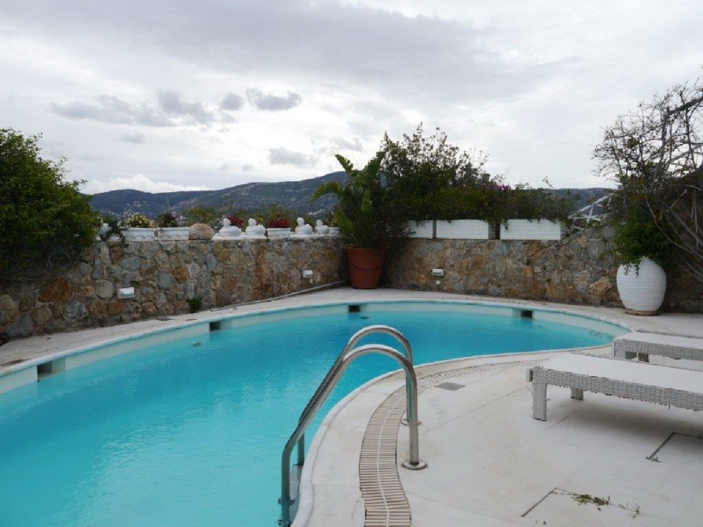 Αυτή είναι η μυθική βίλα της Ζωής Λάσκαρη στο Πόρτο Ράφτη (φωτό)