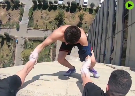 Παιχνίδια με το θάνατο: Δείτε πώς άλλαξε μπλούζα